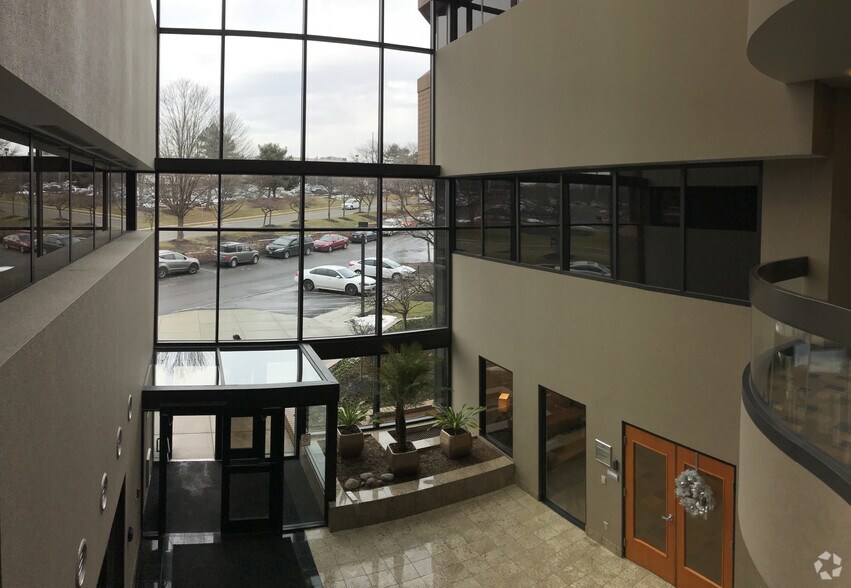 300 W Wilson Bridge Rd, Worthington, OH à louer - Hall d’entrée – Image 3 sur 8