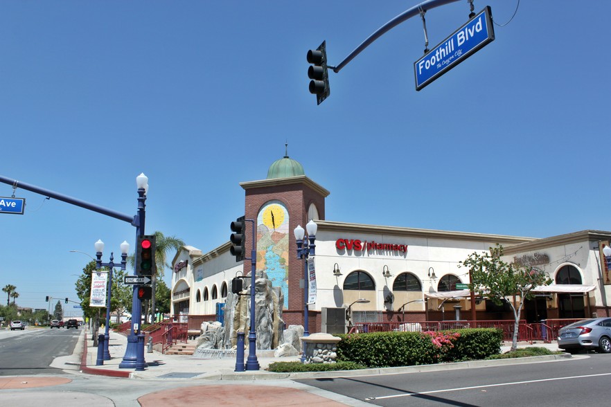 101 W Foothill Blvd, Azusa, CA à louer - Photo de l’immeuble – Image 3 sur 8