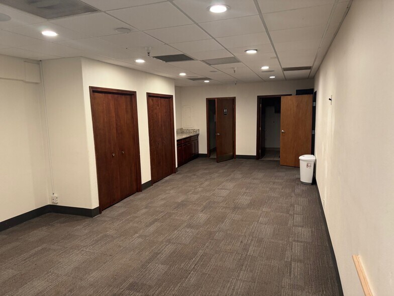 1817 Maryal Dr, Sacramento, CA à vendre - Photo de l’immeuble – Image 2 sur 8