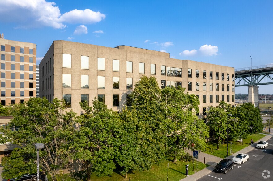 25 Boul La Fayette, Longueuil, QC à louer - Photo principale – Image 1 sur 6