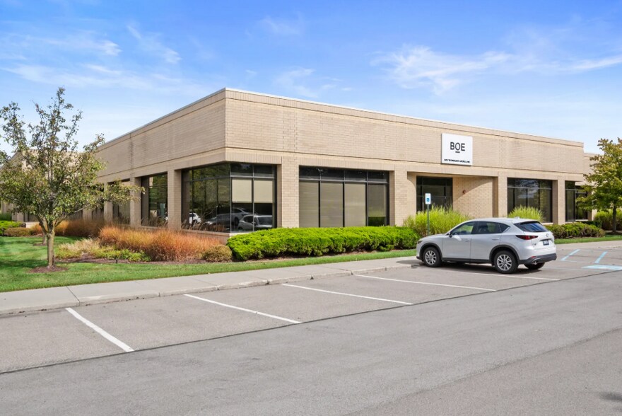 39625 Lewis Dr, Novi, MI à louer - Photo de l’immeuble – Image 2 sur 14