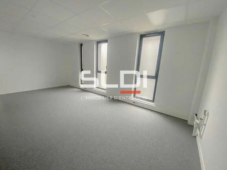 Bureau dans Villeurbanne à louer - Photo de l’immeuble – Image 2 sur 7