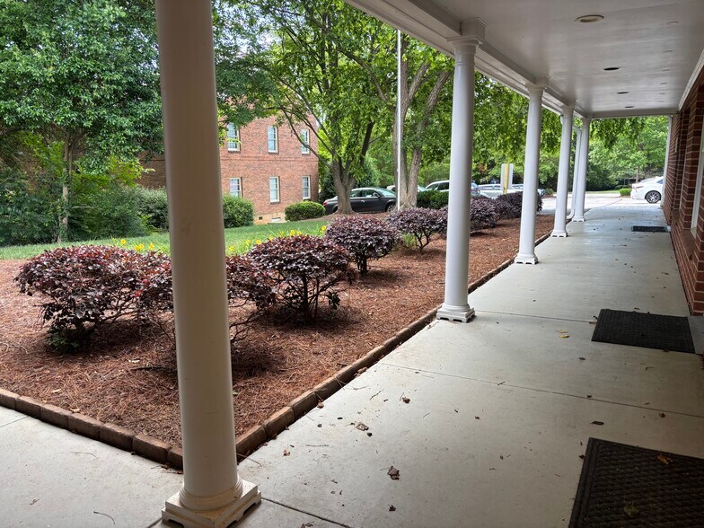3809 Forrestgate Dr, Winston-Salem, NC à louer - Photo de l’immeuble – Image 2 sur 12