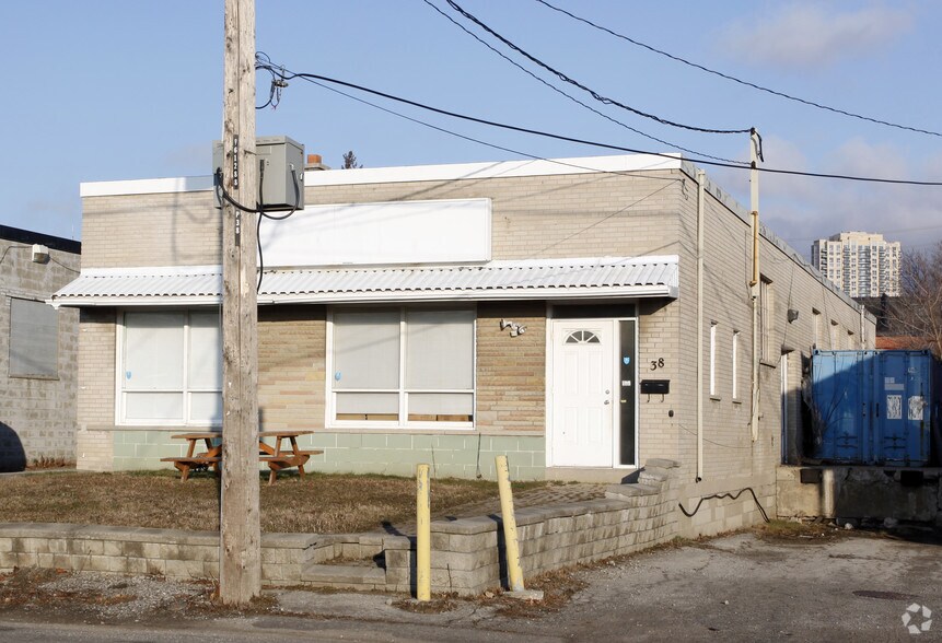 38 Chauncey Ave, Toronto, ON à vendre - Photo de l’immeuble – Image 2 sur 3
