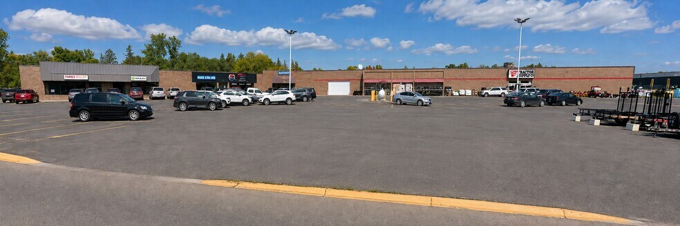 1511-1525 Highway 59, Thief River Falls, MN à louer - Photo de l’immeuble – Image 1 sur 1