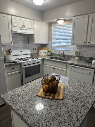 Plus de détails pour 1101 E Main St, League City, TX - Logement à vendre