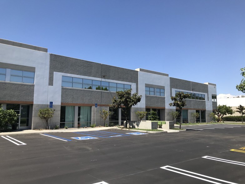 201 Bernoulli Cir, Oxnard, CA à louer - Photo de l’immeuble – Image 2 sur 7