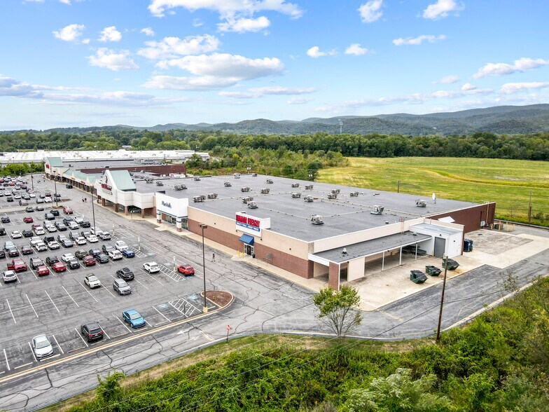 1-6 Millbrook Plz, Mill Hall, PA à louer - Photo de l’immeuble – Image 1 sur 6