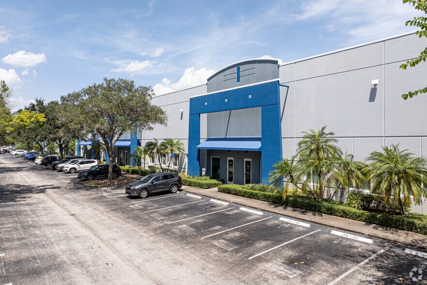 15751 SW 41st St, Davie, FL à louer - Photo principale – Image 1 sur 4