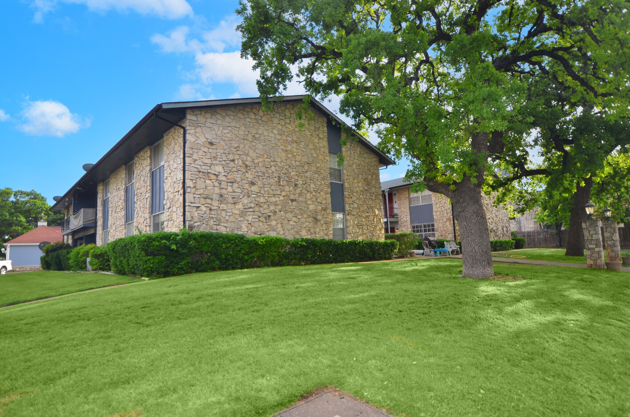 220 Bridge Street, Granbury, TX à vendre Photo principale– Image 1 sur 10