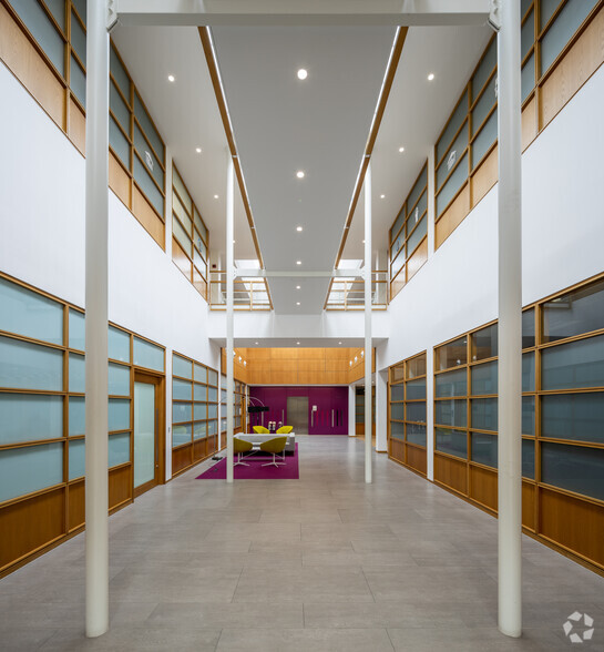 1 Roundwood Av, Uxbridge à vendre - Hall d’entrée – Image 3 sur 24