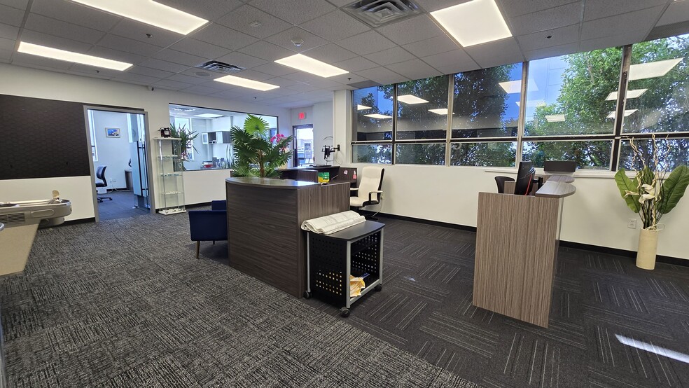 2300 Marcus Ave, New Hyde Park, NY à louer - Photo de l’immeuble – Image 1 sur 22