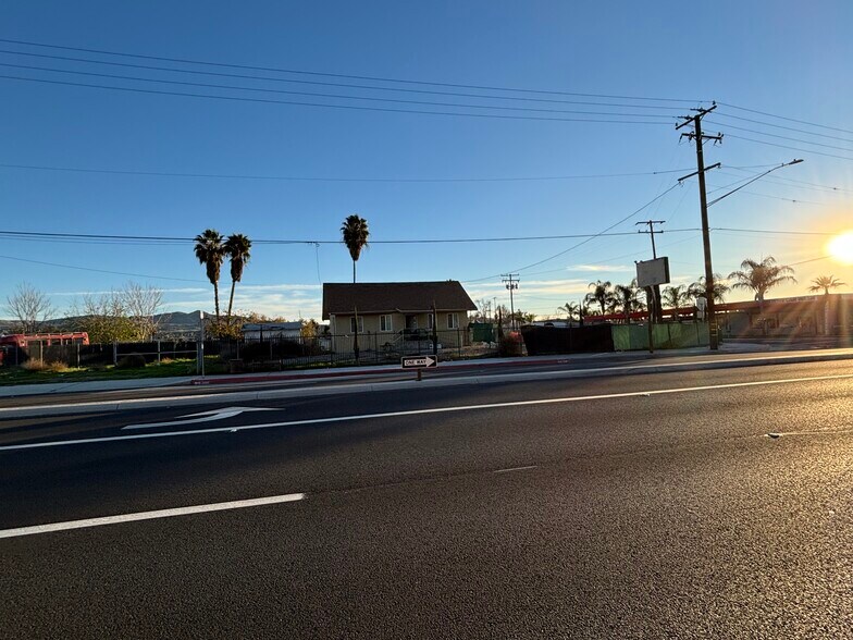 41267 State Highway 74, Hemet, CA à vendre - Photo de l’immeuble – Image 2 sur 7