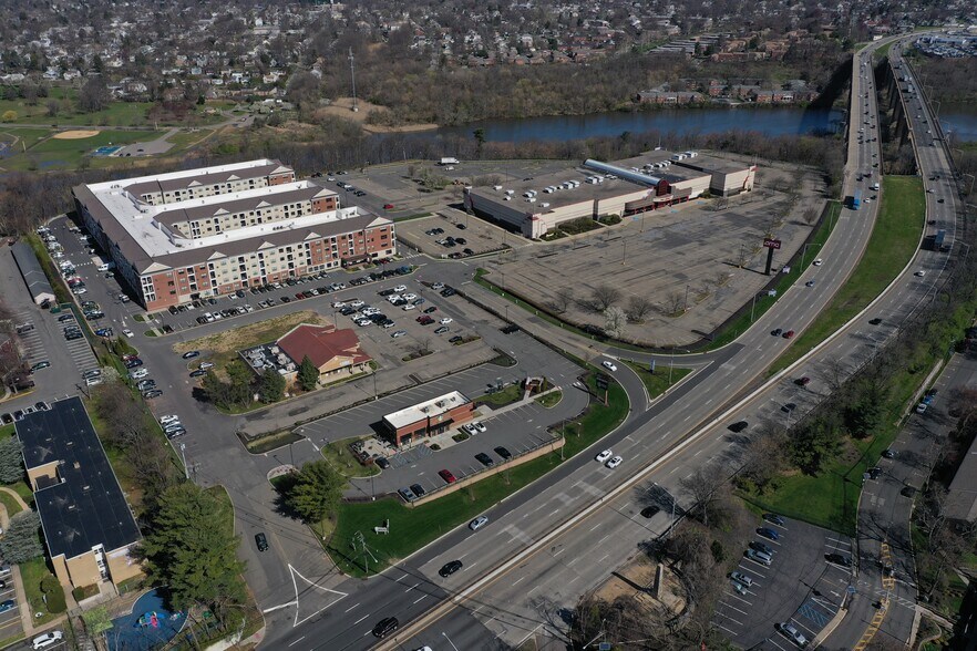 17 US Highway 1, New Brunswick, NJ à louer - Photo de l’immeuble – Image 1 sur 2