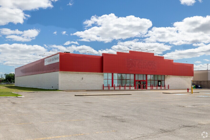 1000 Hwy Chomedey, Laval, QC à louer - Photo de l’immeuble – Image 2 sur 3