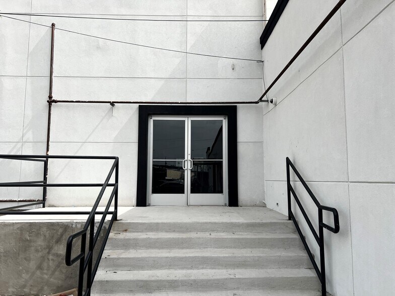 11616 Harry Hines Blvd, Dallas, TX à louer - Photo de l’immeuble – Image 2 sur 10