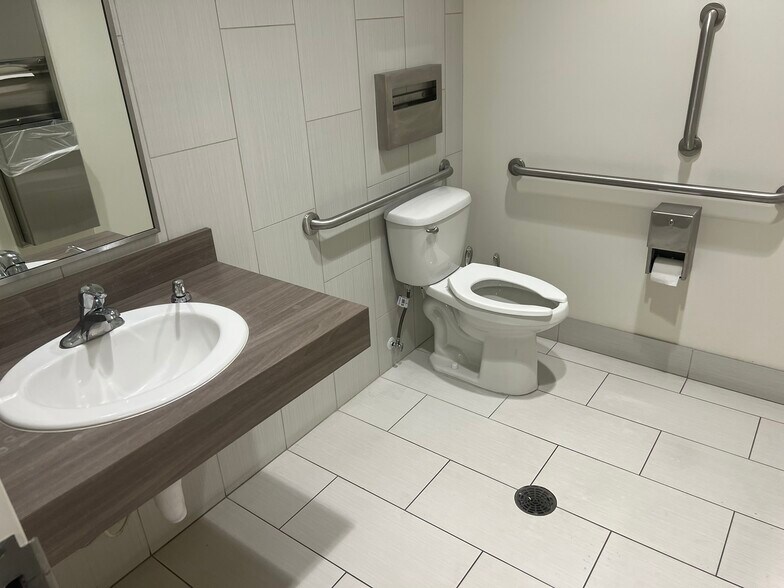870 W Robinson Dr, North Salt Lake, UT à louer - Photo de l’immeuble – Image 3 sur 13