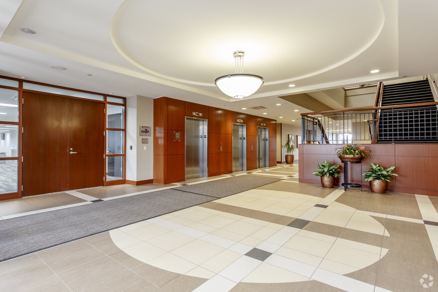 18001 W 106th St, Olathe, KS à louer - Hall d’entrée – Image 2 sur 4