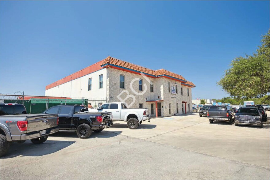 7847 Fortune Dr, San Antonio, TX à vendre - Photo de l’immeuble – Image 2 sur 31