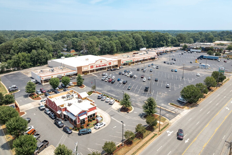 4610-4628 W Market St, Greensboro, NC à louer - Photo de l’immeuble – Image 2 sur 3