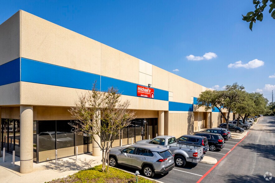 6001-6035 Randolph Blvd, San Antonio, TX à louer - Photo de l’immeuble – Image 2 sur 8