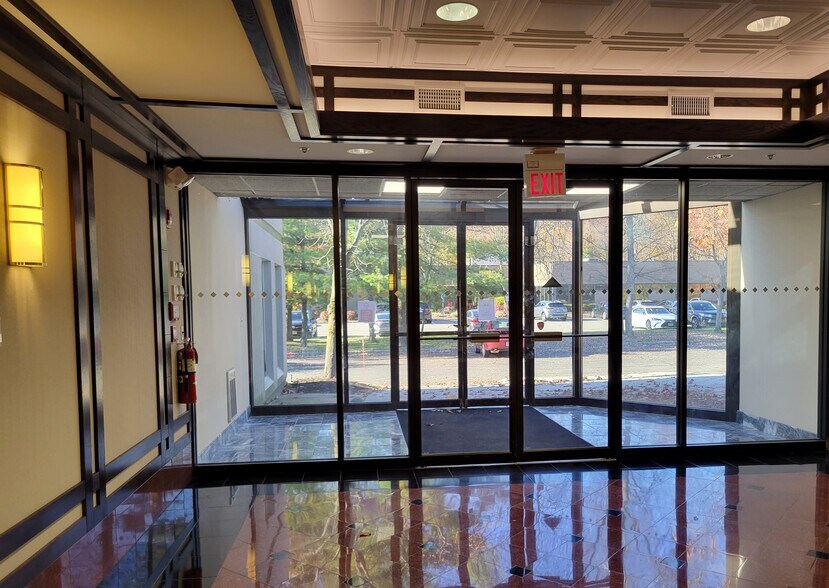 7 E Frederick Pl, Cedar Knolls, NJ à louer - Hall d’entrée – Image 2 sur 9
