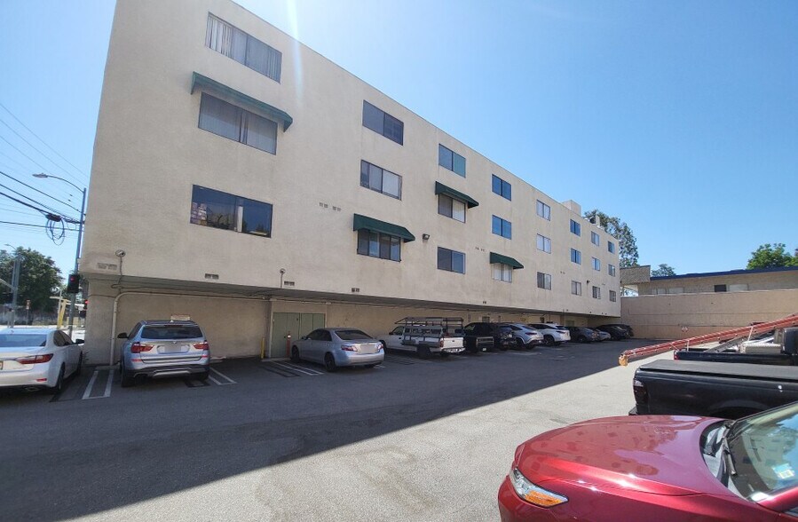 6047 Tampa Ave, Tarzana, CA à louer - Photo de l’immeuble – Image 2 sur 18