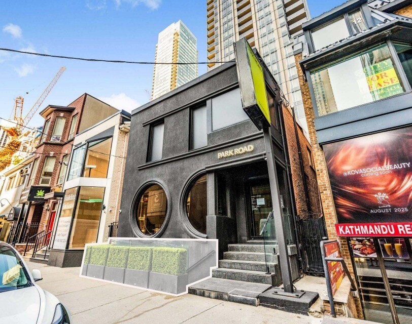 16 Cumberland St, Toronto, ON à louer Photo de l’immeuble– Image 1 sur 3