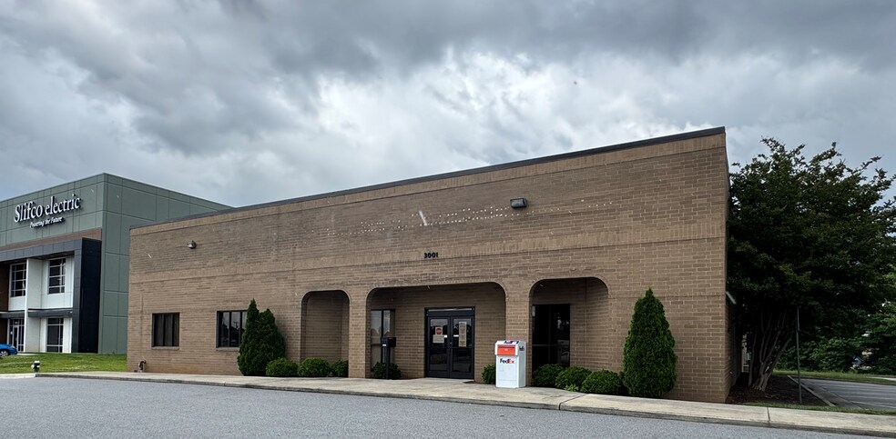 3001 S Elm Eugene St, Greensboro, NC à louer - Photo de l’immeuble – Image 2 sur 6
