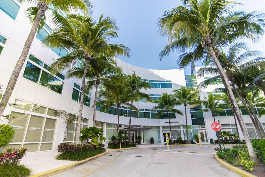 3301 N University Dr, Coral Springs, FL à louer - Photo principale – Image 2 sur 12