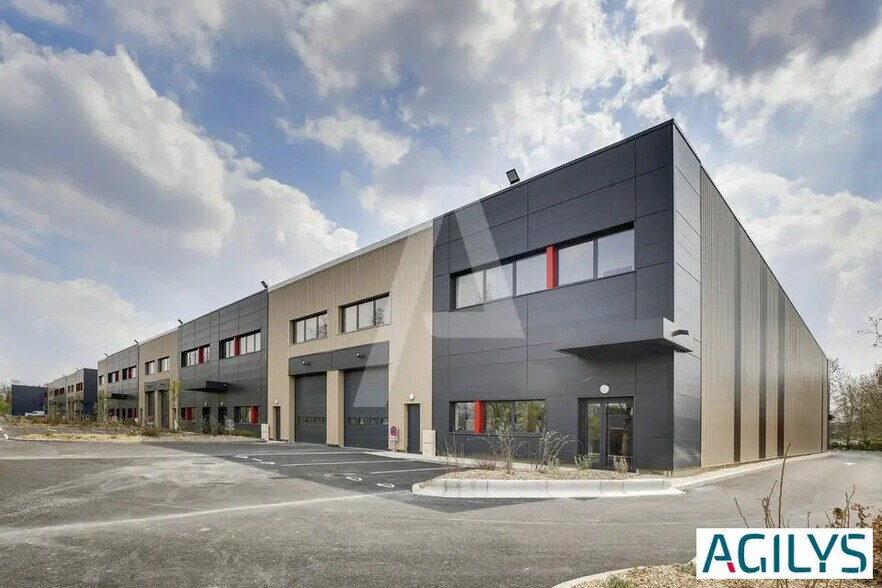 Local d’activités dans à louer - Photo de l’immeuble – Image 3 sur 7