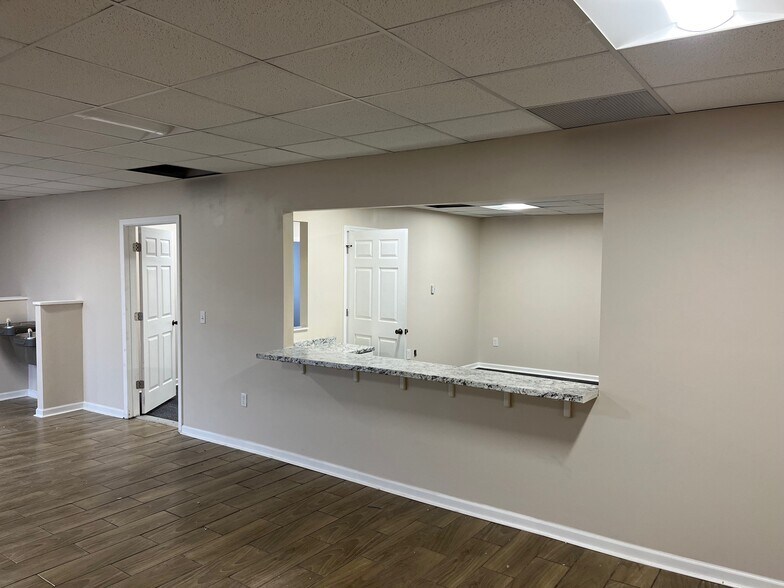 106 S Lafayette St, South Lyon, MI à vendre - Photo intérieure – Image 3 sur 6
