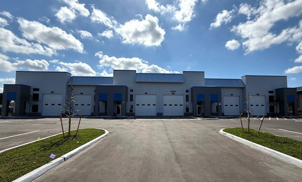 3920 Tollhouse Dr, Naples, FL à louer - Photo de l’immeuble – Image 1 sur 7
