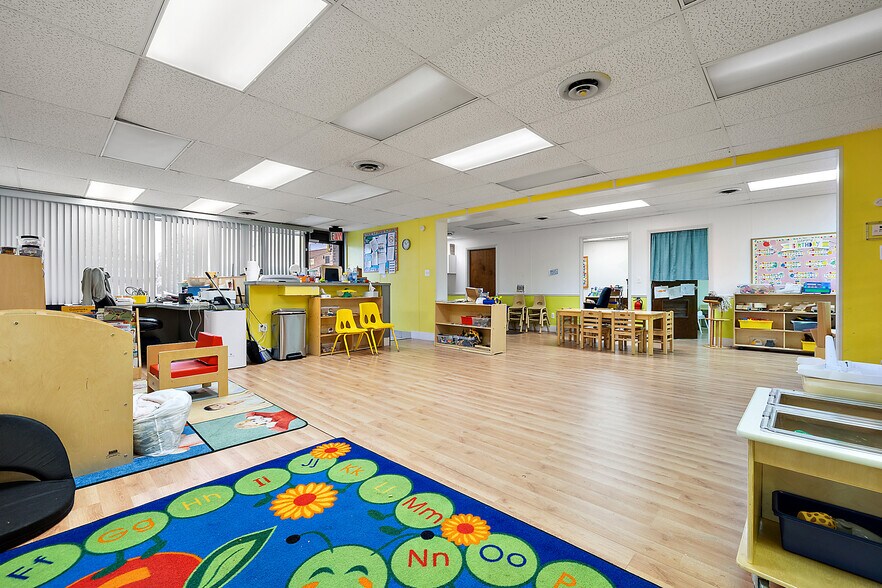 16401 E Nine Mile Rd, Eastpointe, MI à vendre - Photo de l’immeuble – Image 3 sur 10