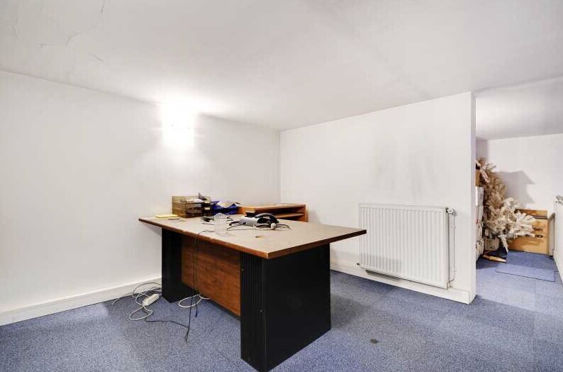 Colombes, HDS 92700 - Lot 01 -  - Photo intérieure - Image 1 of 7
