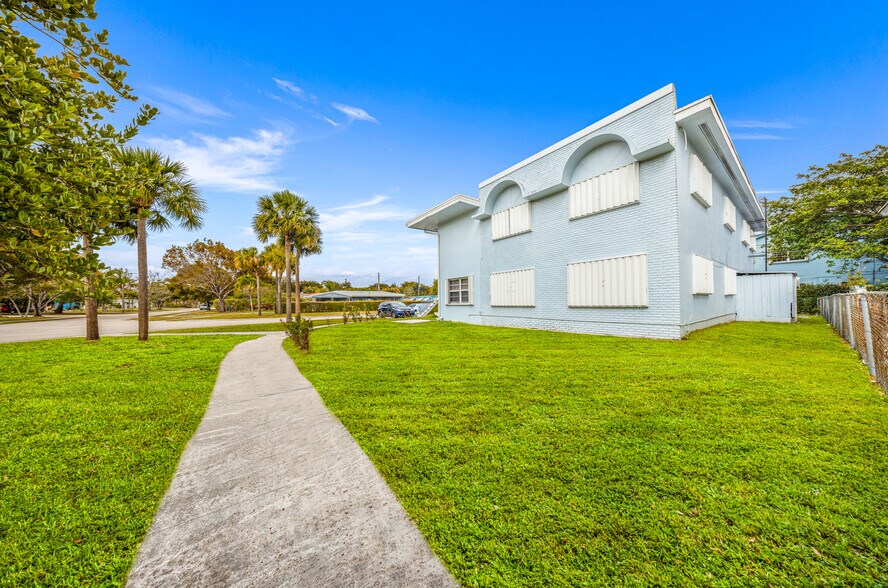 1800 NE 170th St, Miami, FL à vendre - Photo de l’immeuble – Image 3 sur 19