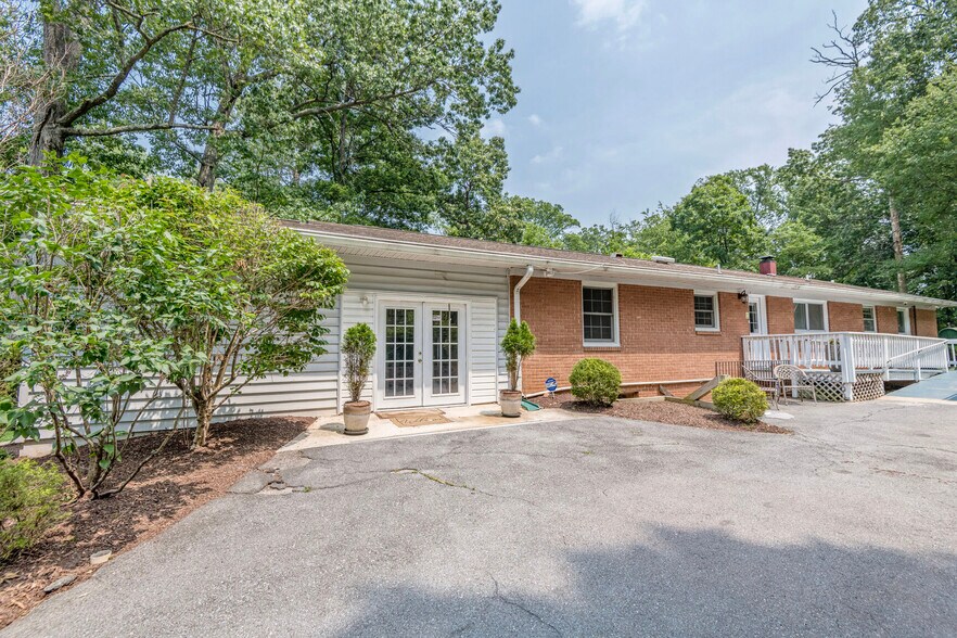 1701 Maydale Dr, Silver Spring, MD à vendre - Photo de l’immeuble – Image 3 sur 12