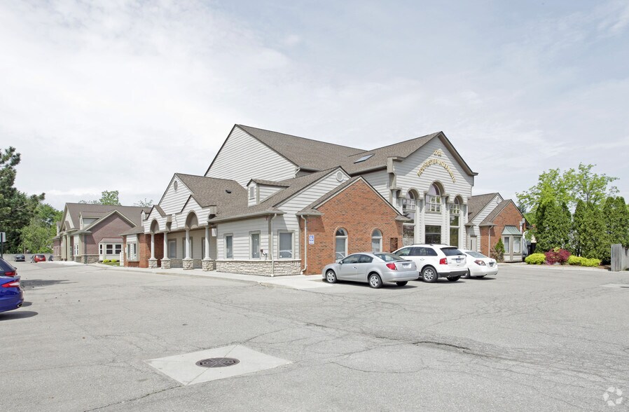 2708 S Rochester Rd, Rochester Hills, MI à vendre - Photo principale – Image 1 sur 2