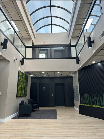 43000 W 9 Mile Rd, Novi, MI à louer - Photo de l’immeuble – Image 3 sur 17