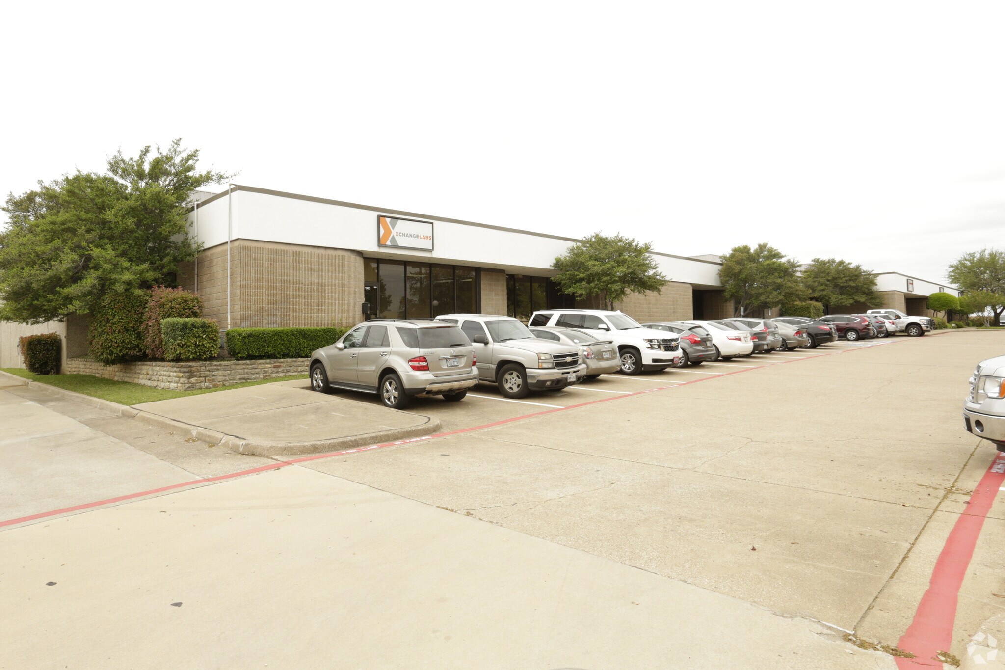 1925-1939 Westridge Dr, Irving, TX à louer Photo de l’immeuble– Image 1 sur 7