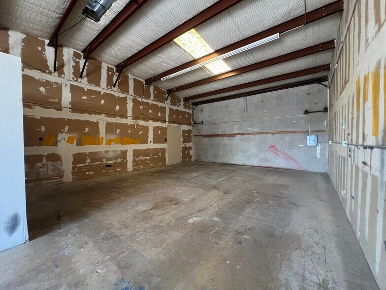 211 Trade Center Dr, New Braunfels, TX à louer - Photo de l’immeuble – Image 3 sur 6