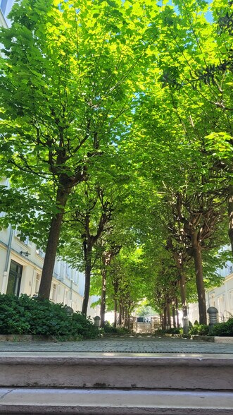 11 Rue Chateaubriand, Paris à vendre - Photo de l’immeuble – Image 2 sur 12