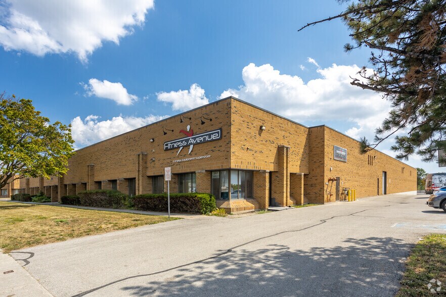265-267 Champagne Dr, Toronto, ON à louer - Photo principale – Image 1 sur 3