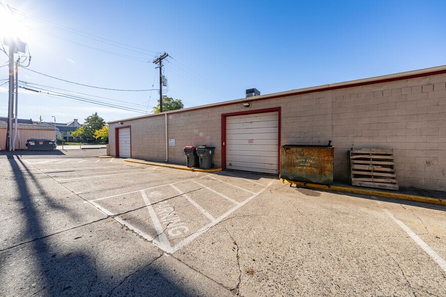 125 N Holly St, Medford, OR à vendre - Photo de l’immeuble – Image 2 sur 23