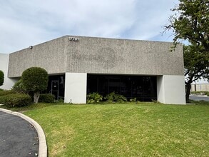 17781-17791 Mitchell Ave N, Irvine, CA à louer Photo intérieure– Image 1 sur 21