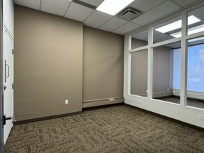 9837 110th St NW, Edmonton, AB à louer Photo intérieure– Image 2 sur 6