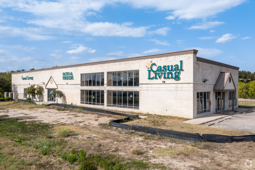 3400 N Stemmons Fwy E, Carrollton, TX à louer - Photo de l’immeuble – Image 1 sur 7