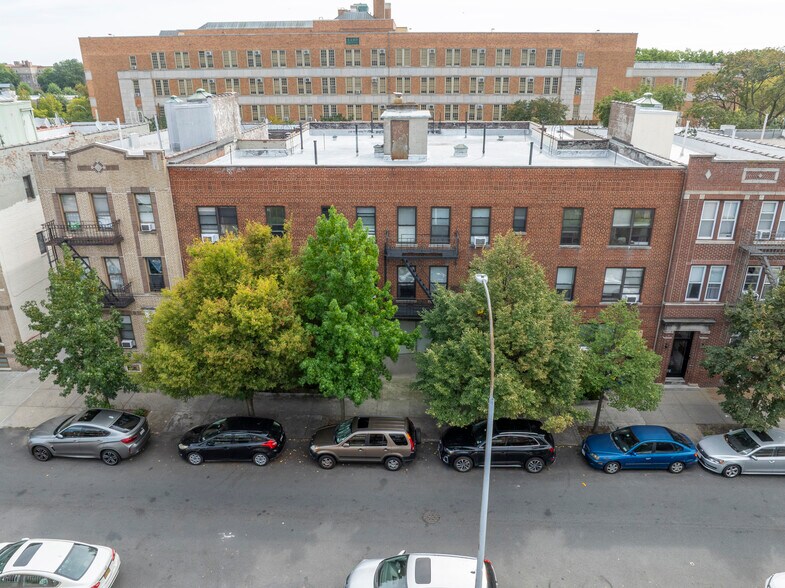 31-23 47th St, Astoria, NY à vendre - Photo de l’immeuble – Image 3 sur 23