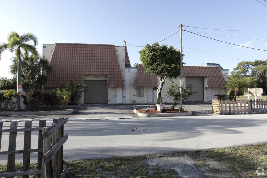 984 SW 13th Ct, Pompano Beach, FL à louer - Photo de l’immeuble – Image 2 sur 2