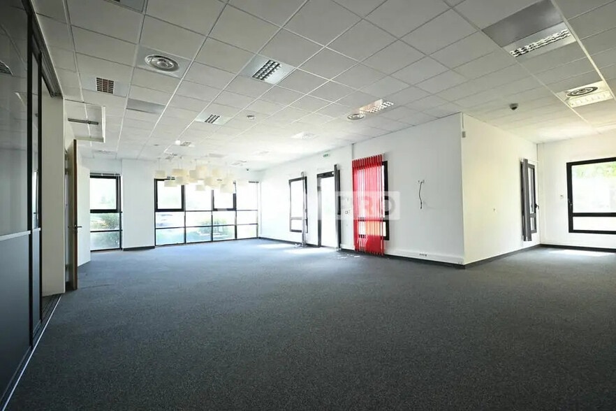 Local d’activités dans Saint-Priest à louer - Photo intérieure – Image 1 sur 12